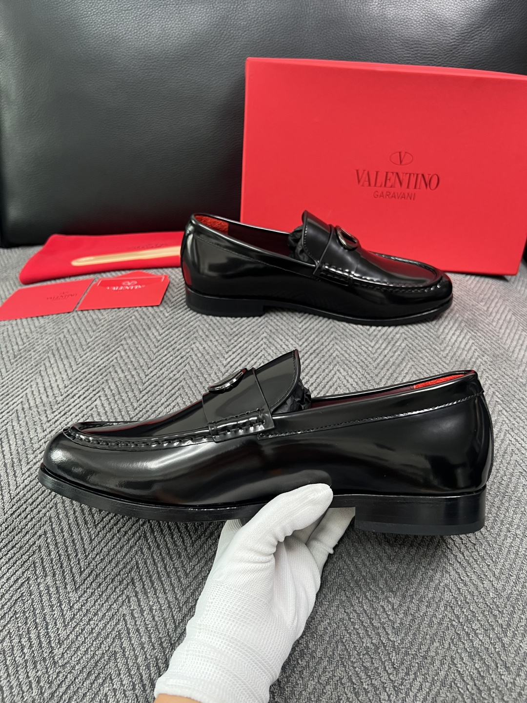 VALENTINO  高品质  顶级工艺品  华伦天奴，皮鞋专柜同步，鞋面意大利进口，高品质复杂工艺品，进口牛皮里垫柔软