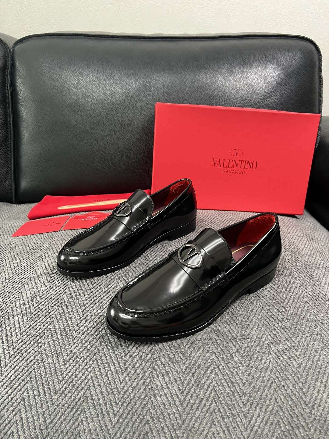 VALENTINO  高品质  顶级工艺品  华伦天奴，皮鞋专柜同步，鞋面意大利进口，高品质复杂工艺品，进口牛皮里垫柔软