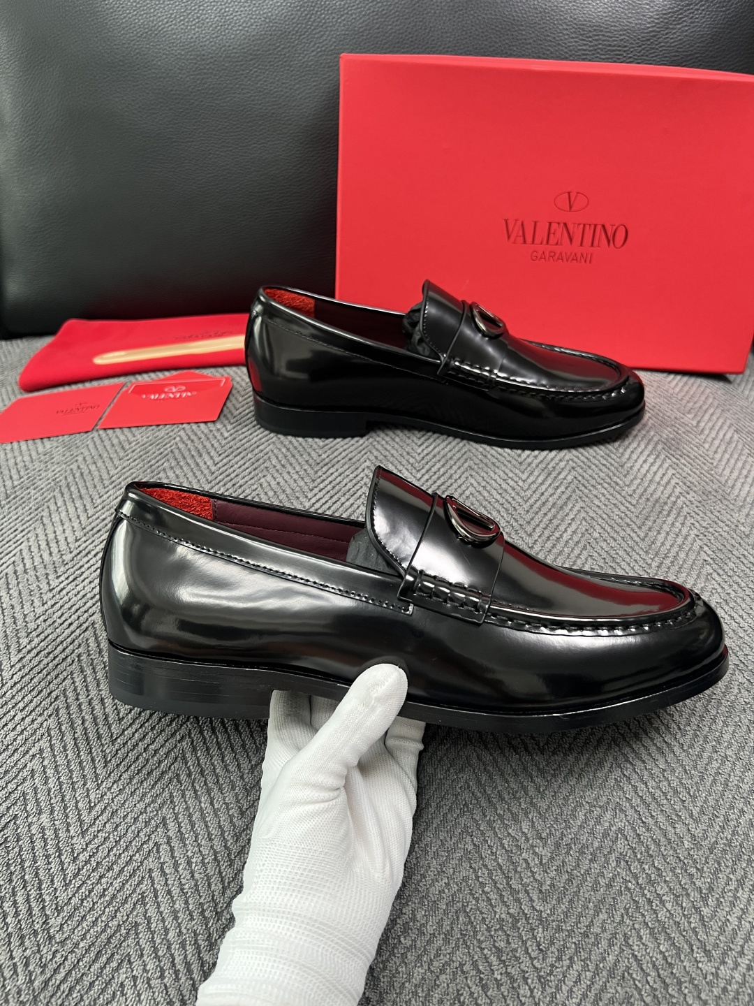 VALENTINO  高品质  顶级工艺品  华伦天奴，皮鞋专柜同步，鞋面意大利进口，高品质复杂工艺品，进口牛皮里垫柔软