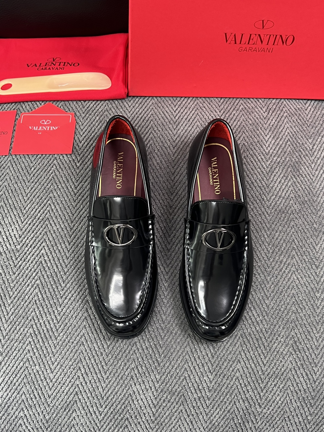 VALENTINO  高品质  顶级工艺品  华伦天奴，皮鞋专柜同步，鞋面意大利进口，高品质复杂工艺品，进口牛皮里垫柔软