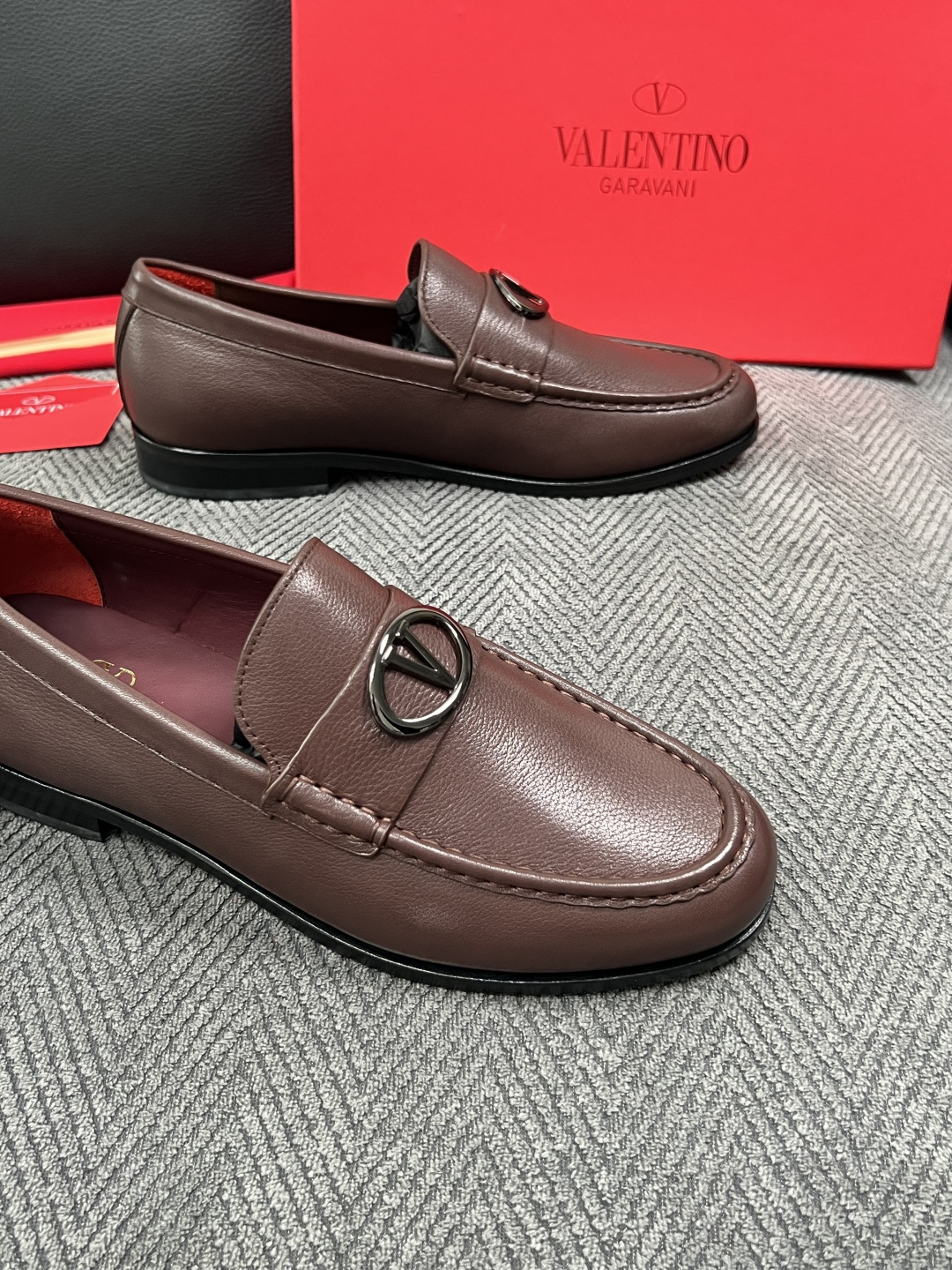 VALENTINO  高品质  顶级工艺品  华伦天奴，皮鞋专柜同步，鞋面意大利进口，高品质复杂工艺品，进口牛皮里垫柔软