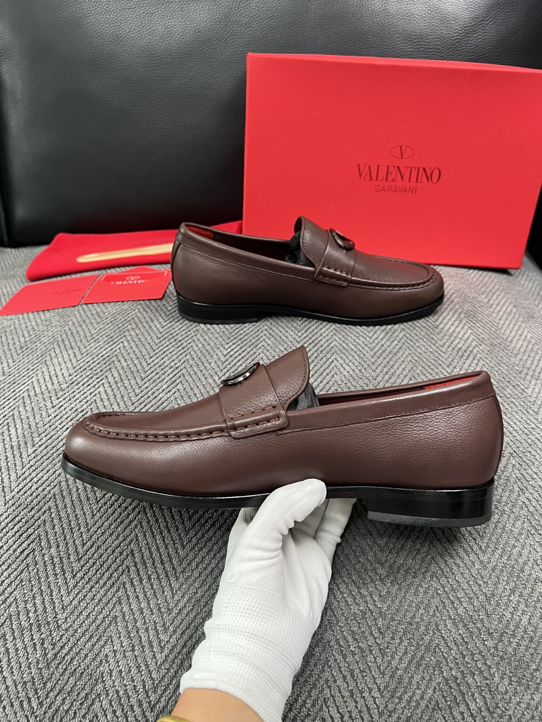VALENTINO  高品质  顶级工艺品  华伦天奴，皮鞋专柜同步，鞋面意大利进口，高品质复杂工艺品，进口牛皮里垫柔软
