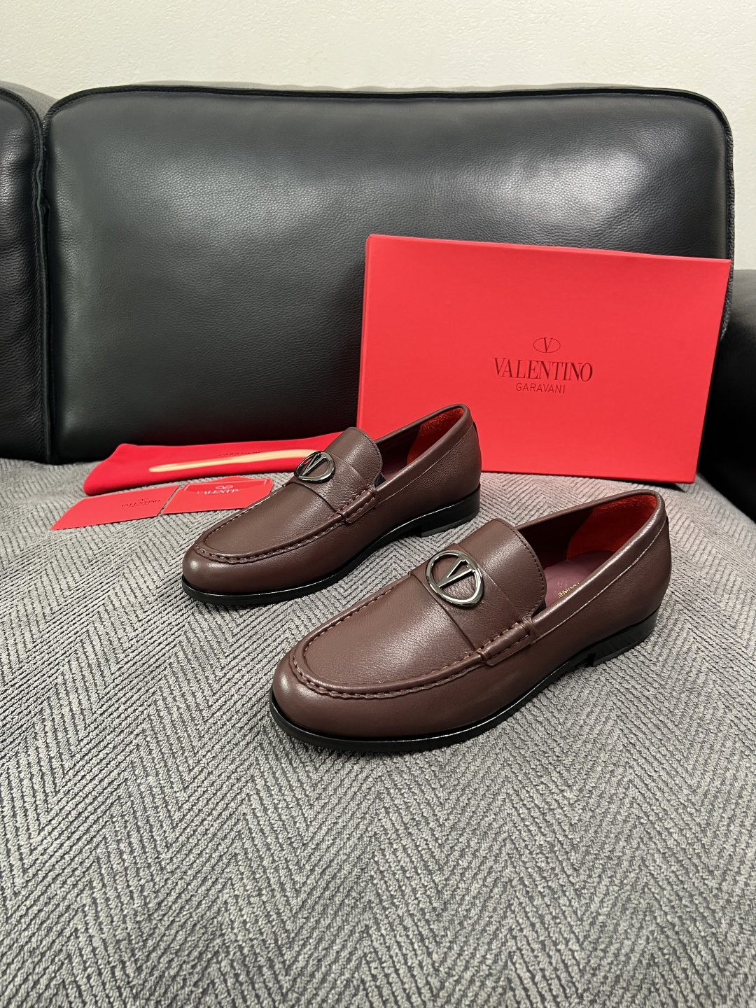 VALENTINO  高品质  顶级工艺品  华伦天奴，皮鞋专柜同步，鞋面意大利进口，高品质复杂工艺品，进口牛皮里垫柔软