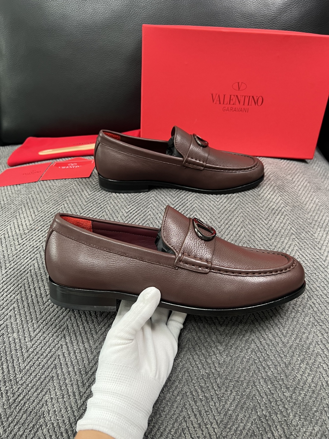 VALENTINO  高品质  顶级工艺品  华伦天奴，皮鞋专柜同步，鞋面意大利进口，高品质复杂工艺品，进口牛皮里垫柔软