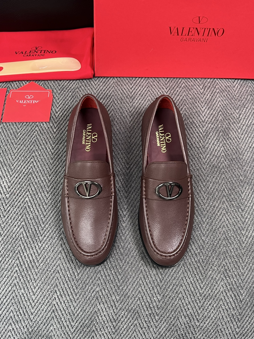 VALENTINO  高品质  顶级工艺品  华伦天奴，皮鞋专柜同步，鞋面意大利进口，高品质复杂工艺品，进口牛皮里垫柔软