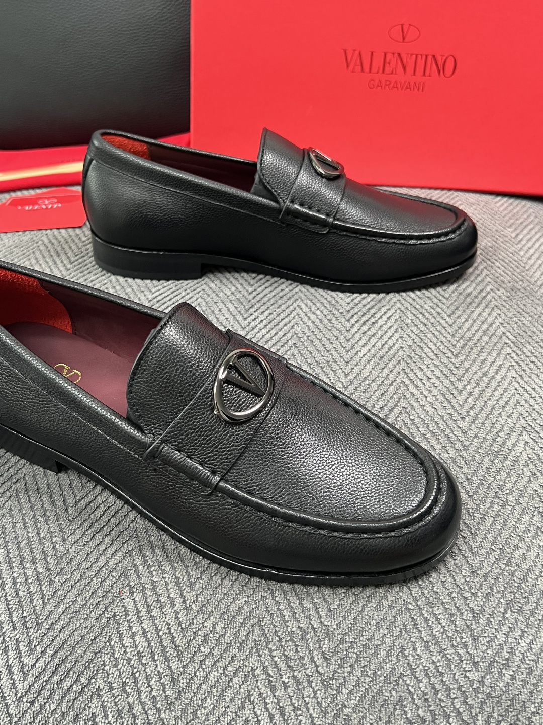 VALENTINO  高品质  顶级工艺品  华伦天奴，皮鞋专柜同步，鞋面意大利进口，高品质复杂工艺品，进口牛皮里垫柔软