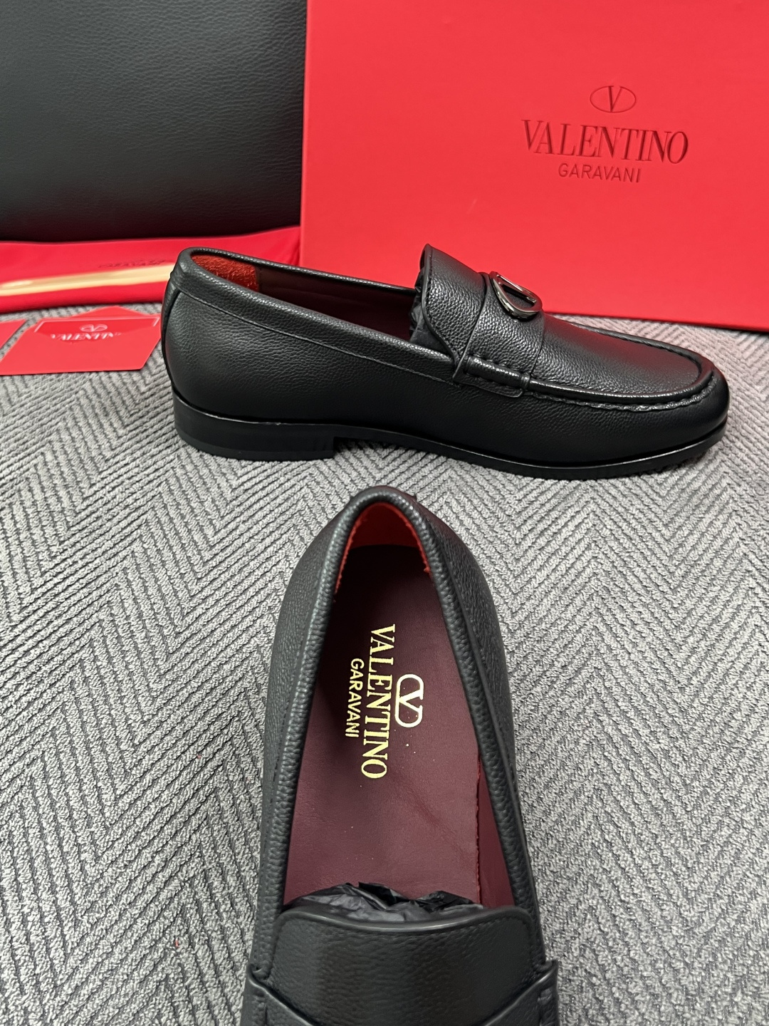 VALENTINO  高品质  顶级工艺品  华伦天奴，皮鞋专柜同步，鞋面意大利进口，高品质复杂工艺品，进口牛皮里垫柔软
