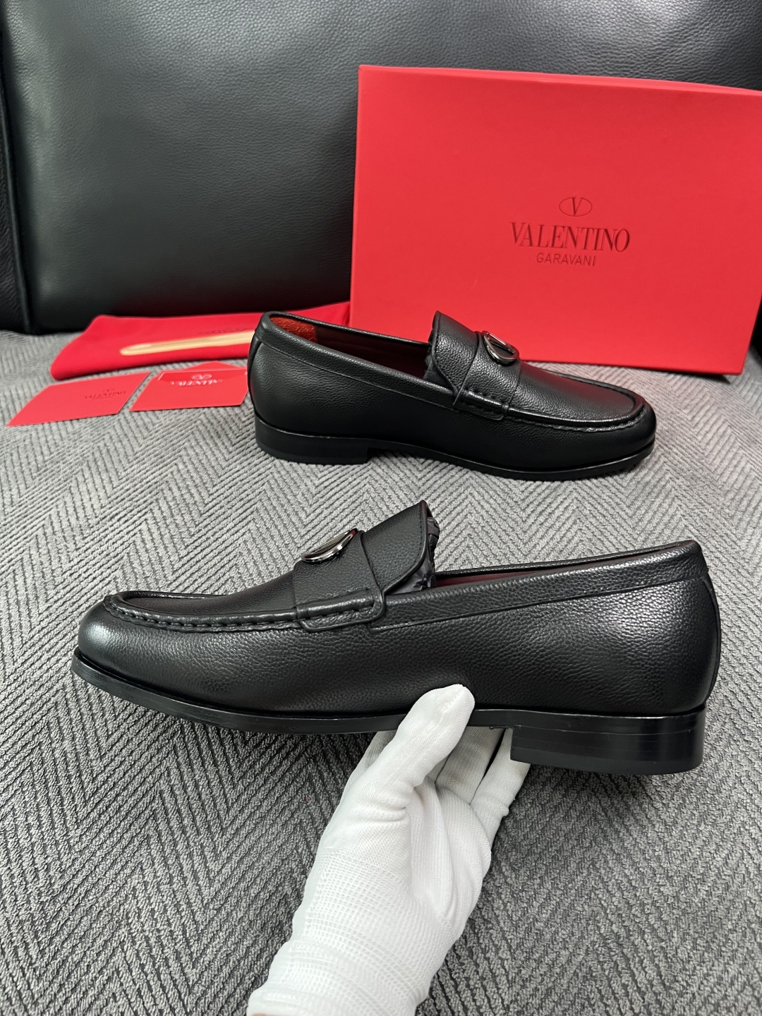 VALENTINO  高品质  顶级工艺品  华伦天奴，皮鞋专柜同步，鞋面意大利进口，高品质复杂工艺品，进口牛皮里垫柔软