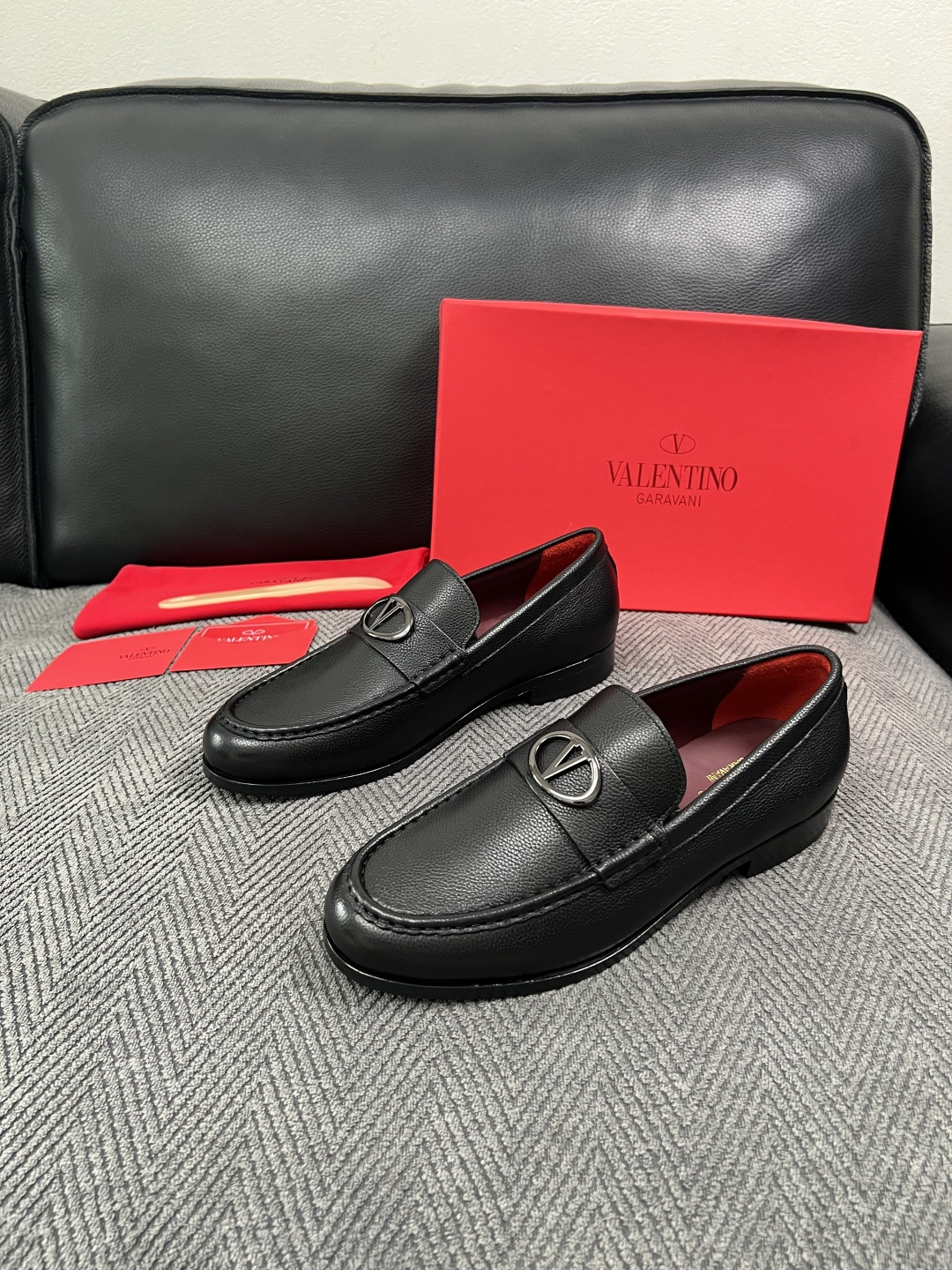 VALENTINO  高品质  顶级工艺品  华伦天奴，皮鞋专柜同步，鞋面意大利进口，高品质复杂工艺品，进口牛皮里垫柔软