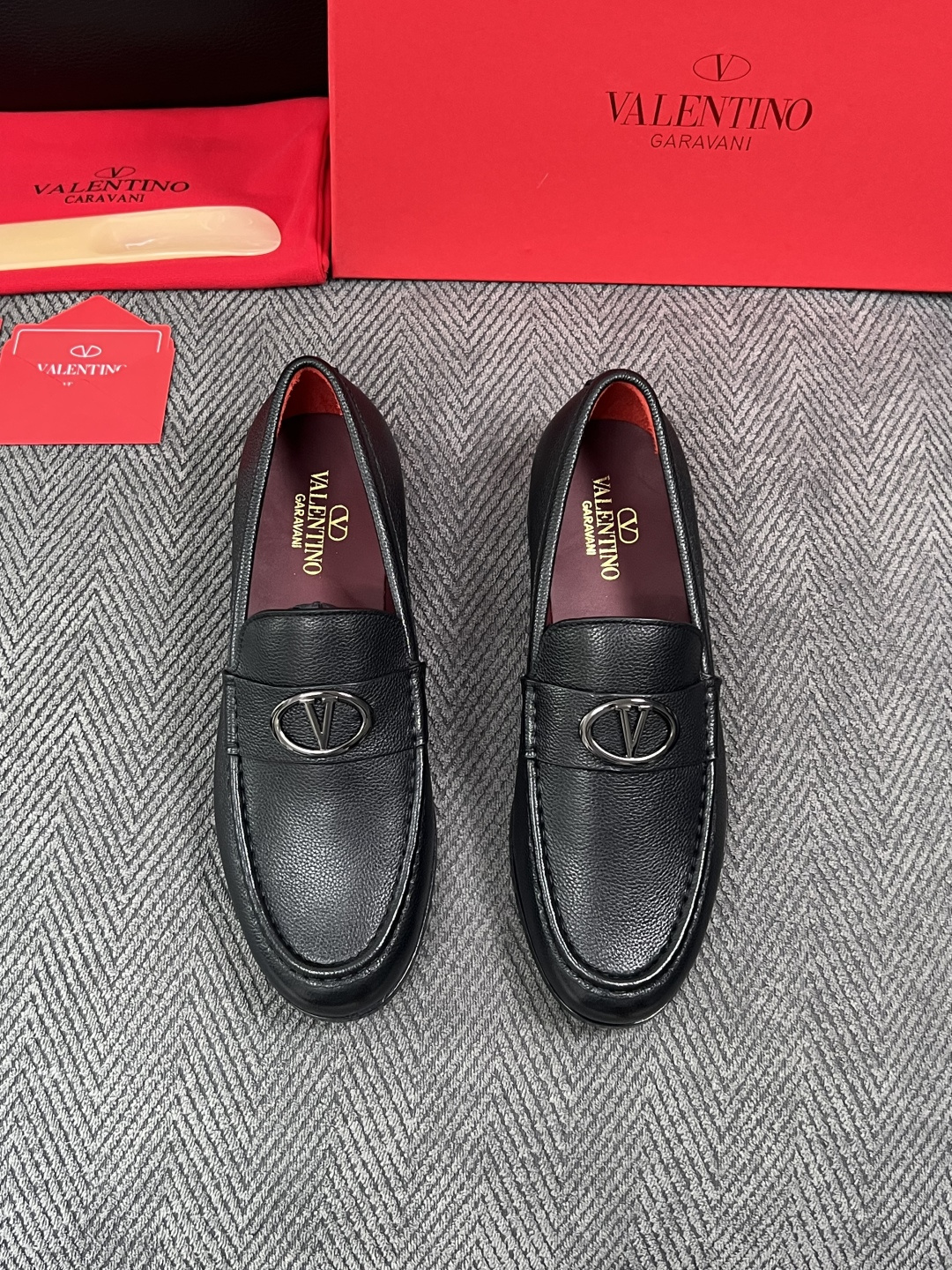 VALENTINO  高品质  顶级工艺品  华伦天奴，皮鞋专柜同步，鞋面意大利进口，高品质复杂工艺品，进口牛皮里垫柔软