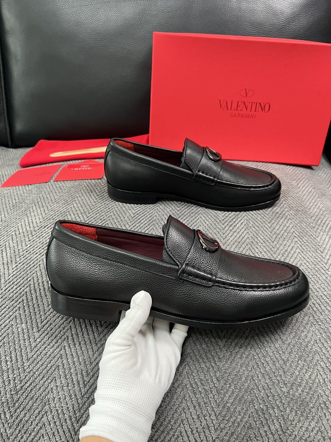 VALENTINO  高品质  顶级工艺品  华伦天奴，皮鞋专柜同步，鞋面意大利进口，高品质复杂工艺品，进口牛皮里垫柔软