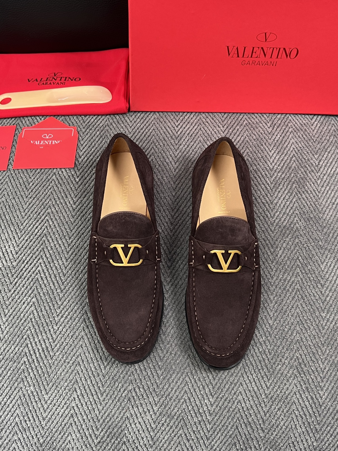 VALENTINO  高品质  顶级工艺品  华伦天奴，皮鞋专柜同步，鞋面意大利进口，高品质复杂工艺品，进口牛皮里垫柔软