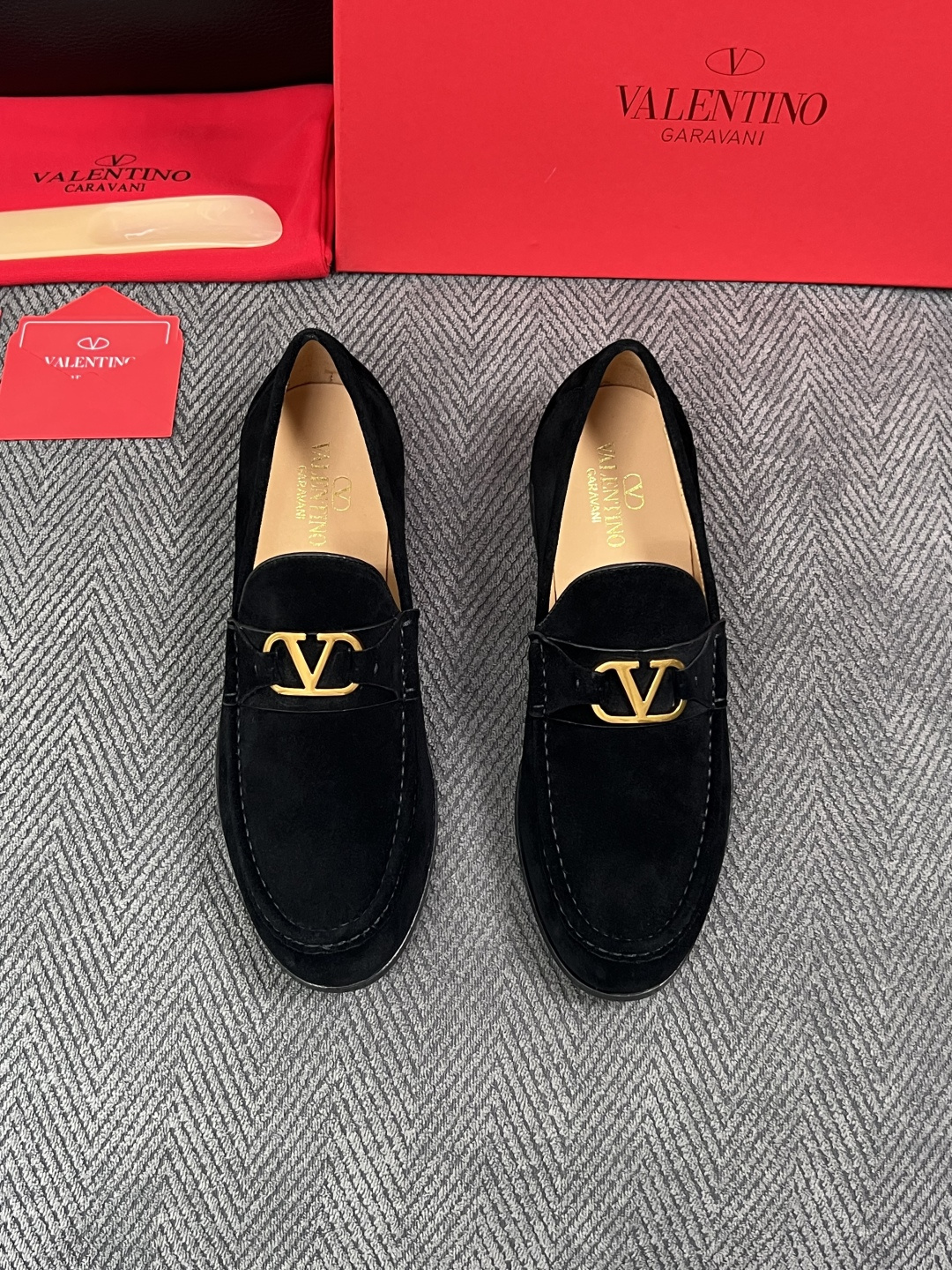 VALENTINO  高品质  顶级工艺品  华伦天奴，皮鞋专柜同步，鞋面意大利进口，高品质复杂工艺品，进口牛皮里垫柔软