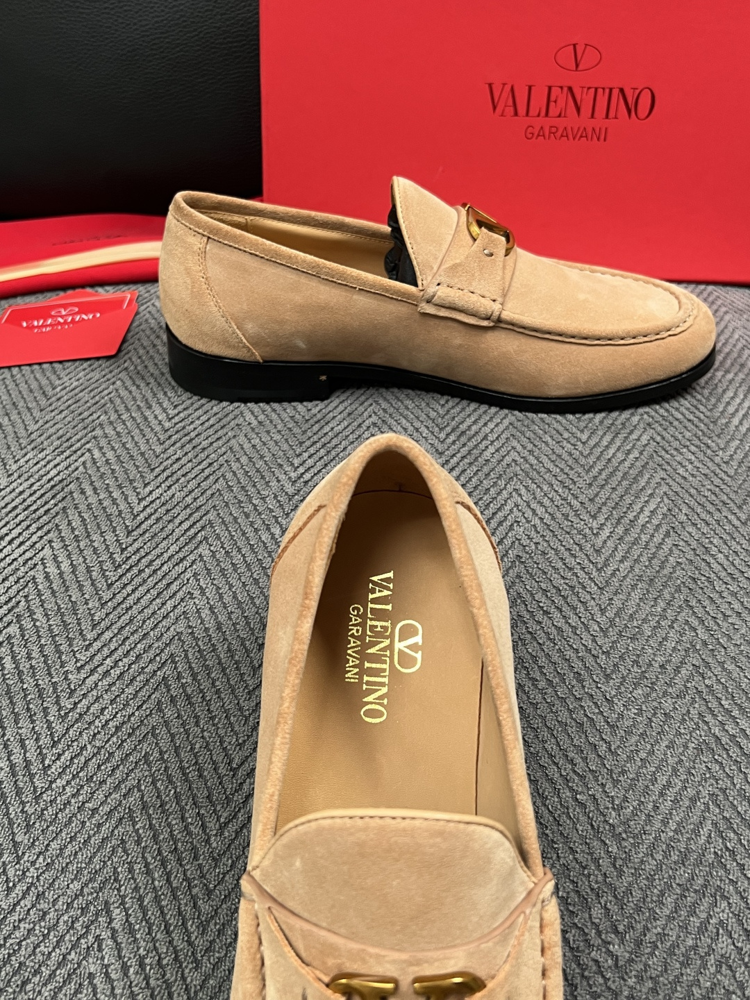 VALENTINO  高品质  顶级工艺品  华伦天奴，皮鞋专柜同步，鞋面意大利进口，高品质复杂工艺品，进口牛皮里垫柔软