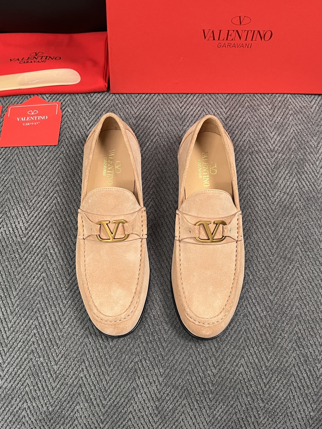 VALENTINO  高品质  顶级工艺品  华伦天奴，皮鞋专柜同步，鞋面意大利进口，高品质复杂工艺品，进口牛皮里垫柔软