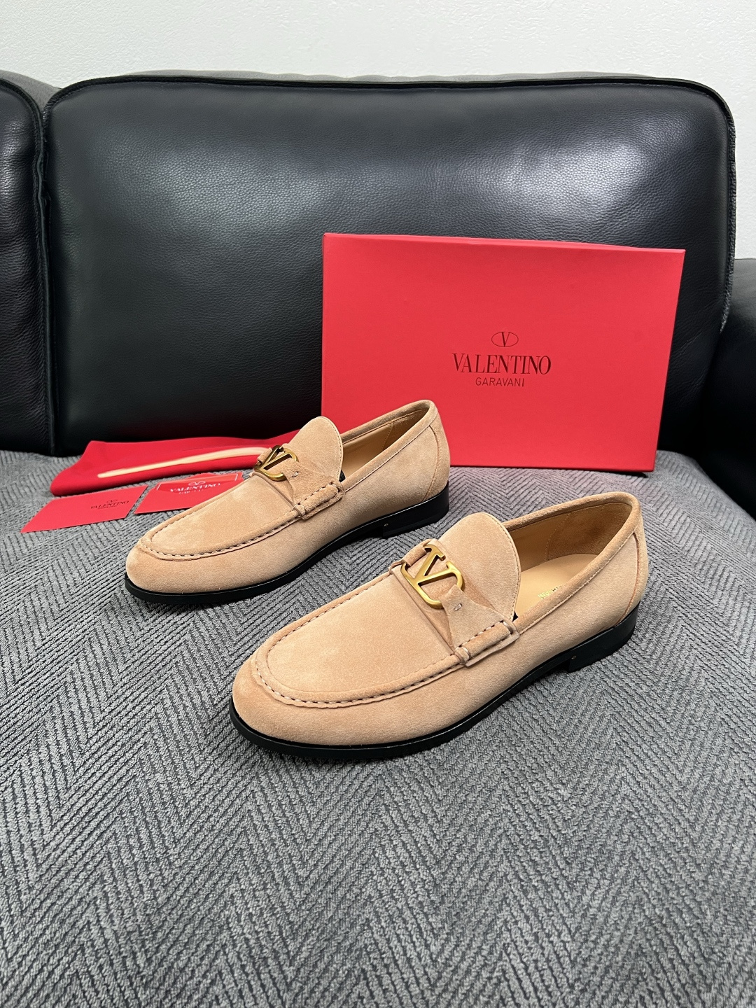 VALENTINO  高品质  顶级工艺品  华伦天奴，皮鞋专柜同步，鞋面意大利进口，高品质复杂工艺品，进口牛皮里垫柔软