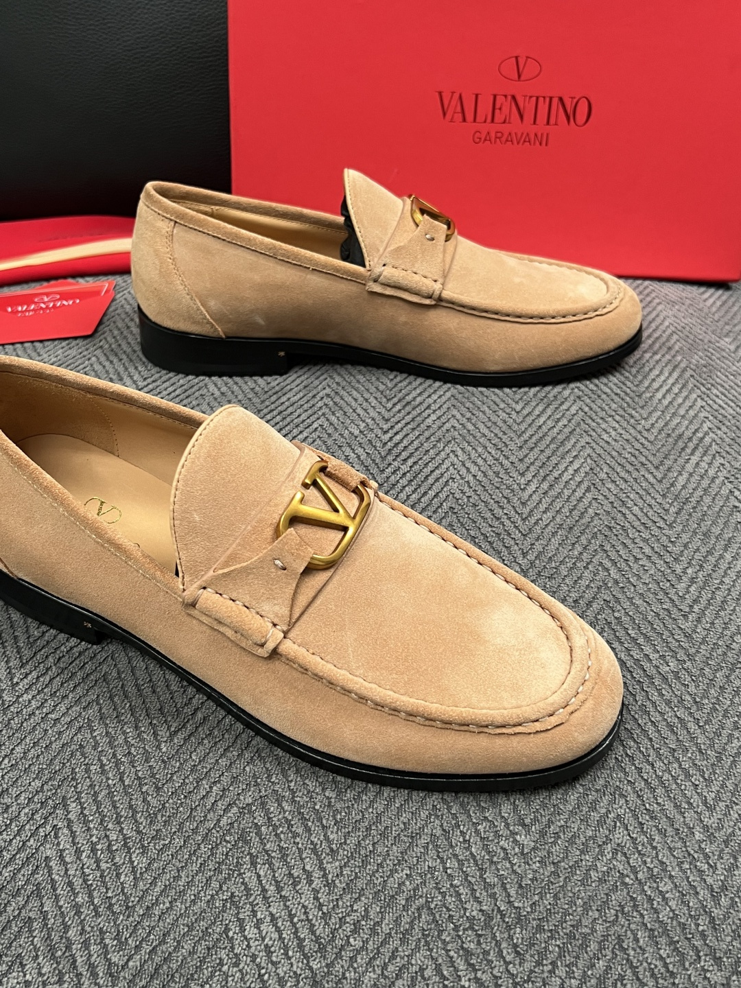 VALENTINO  高品质  顶级工艺品  华伦天奴，皮鞋专柜同步，鞋面意大利进口，高品质复杂工艺品，进口牛皮里垫柔软