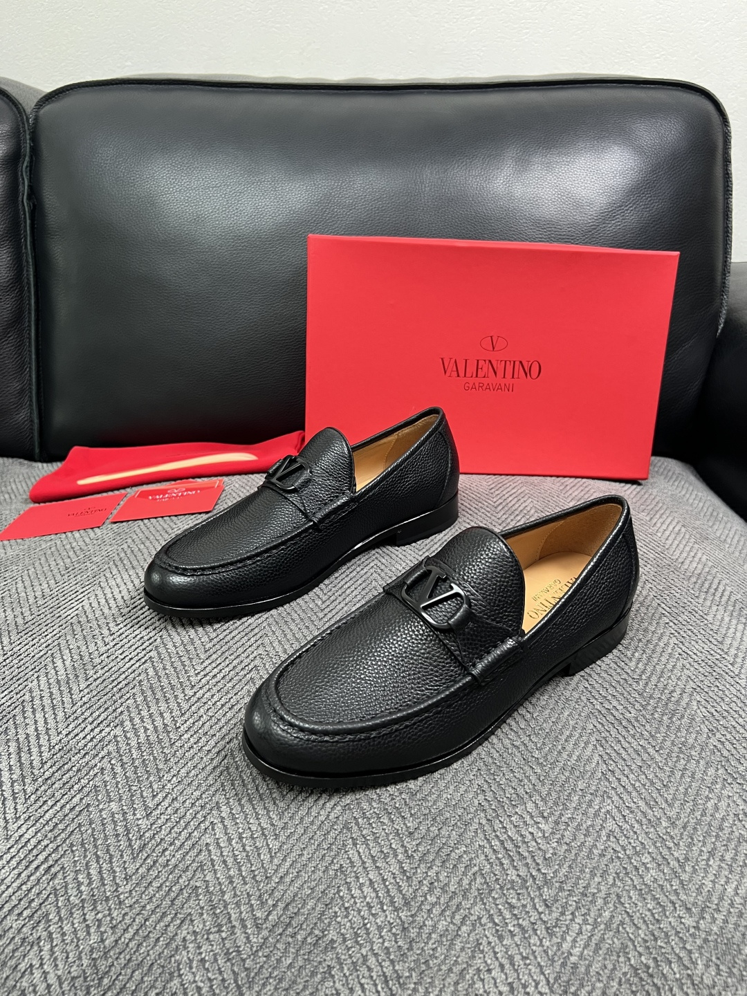 VALENTINO  高品质  顶级工艺品  华伦天奴，皮鞋专柜同步，鞋面意大利进口，高品质复杂工艺品，进口牛皮里垫柔软