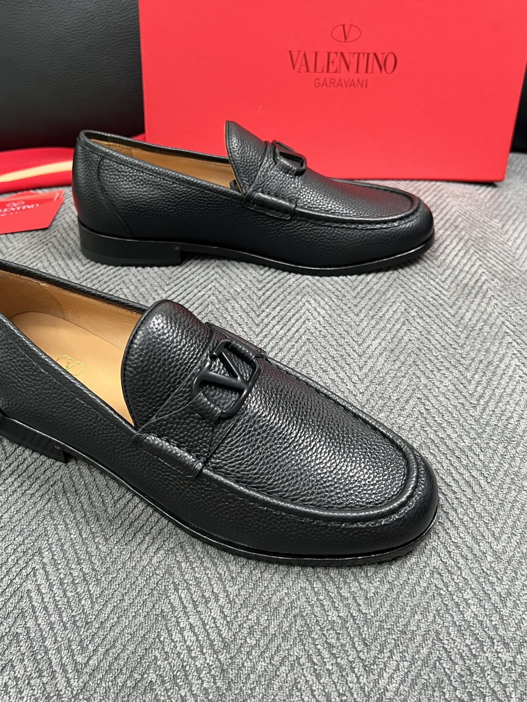 VALENTINO  高品质  顶级工艺品  华伦天奴，皮鞋专柜同步，鞋面意大利进口，高品质复杂工艺品，进口牛皮里垫柔软