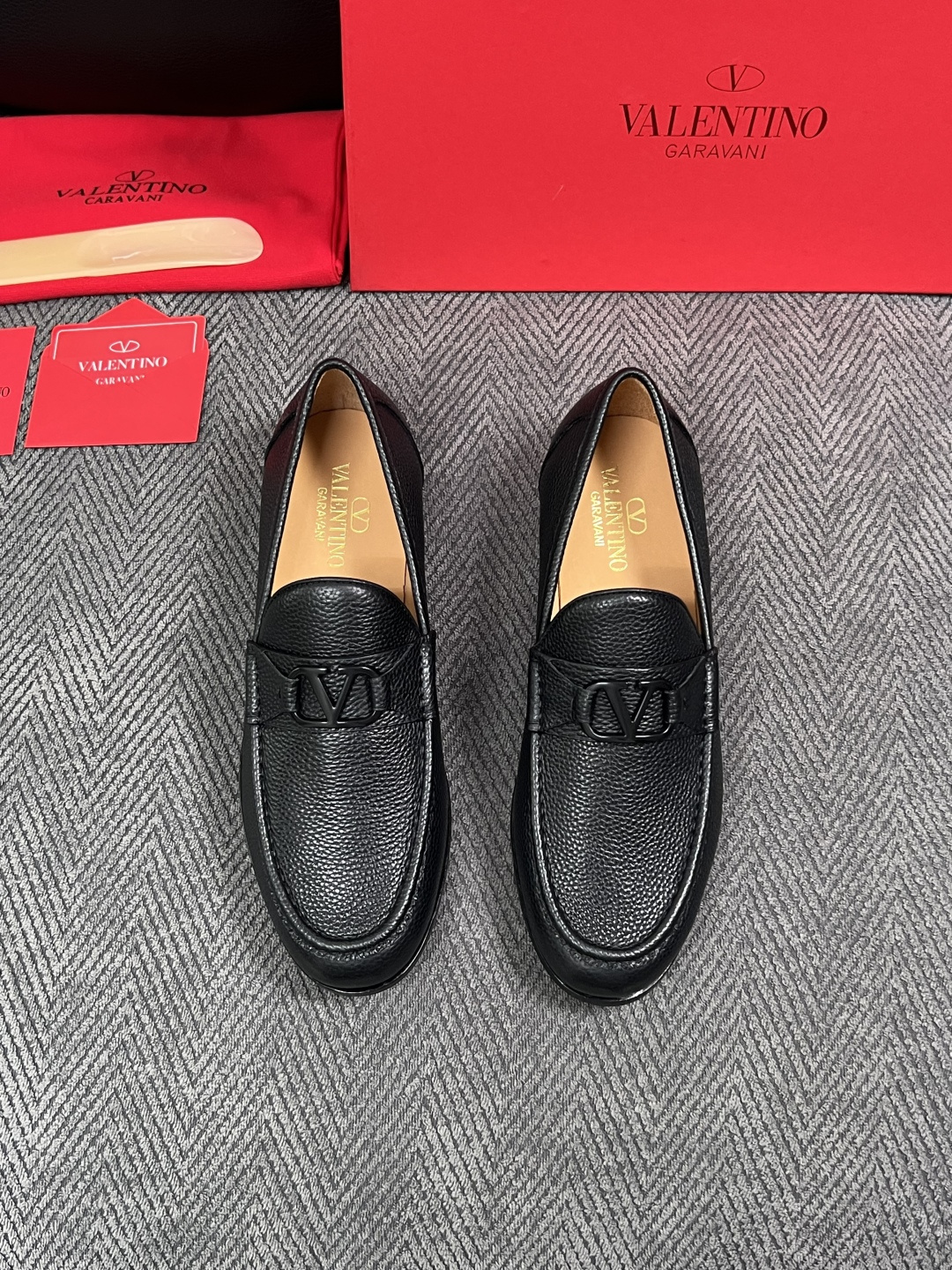 VALENTINO  高品质  顶级工艺品  华伦天奴，皮鞋专柜同步，鞋面意大利进口，高品质复杂工艺品，进口牛皮里垫柔软