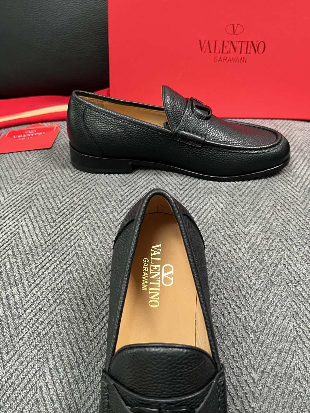 VALENTINO  高品质  顶级工艺品  华伦天奴，皮鞋专柜同步，鞋面意大利进口，高品质复杂工艺品，进口牛皮里垫柔软