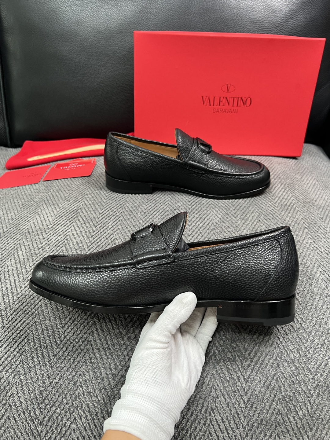 VALENTINO  高品质  顶级工艺品  华伦天奴，皮鞋专柜同步，鞋面意大利进口，高品质复杂工艺品，进口牛皮里垫柔软