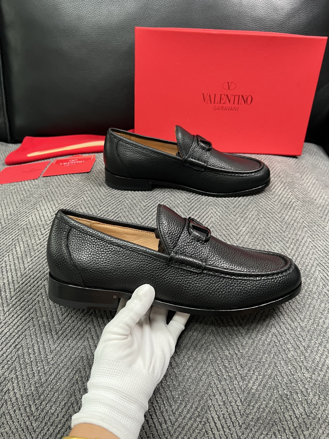 VALENTINO  高品质  顶级工艺品  华伦天奴，皮鞋专柜同步，鞋面意大利进口，高品质复杂工艺品，进口牛皮里垫柔软