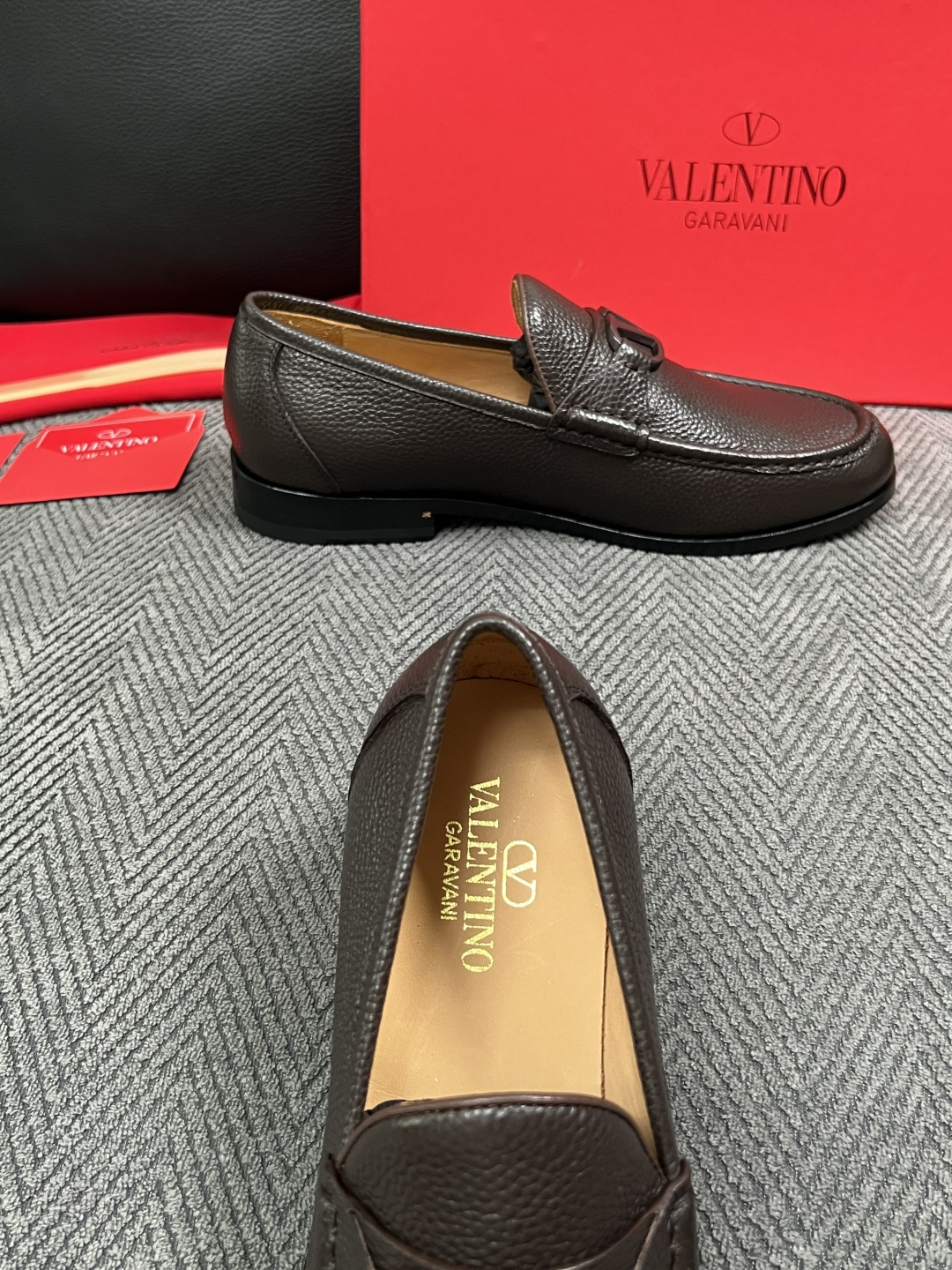 VALENTINO  高品质  顶级工艺品  华伦天奴，皮鞋专柜同步，鞋面意大利进口，高品质复杂工艺品，进口牛皮里垫柔软