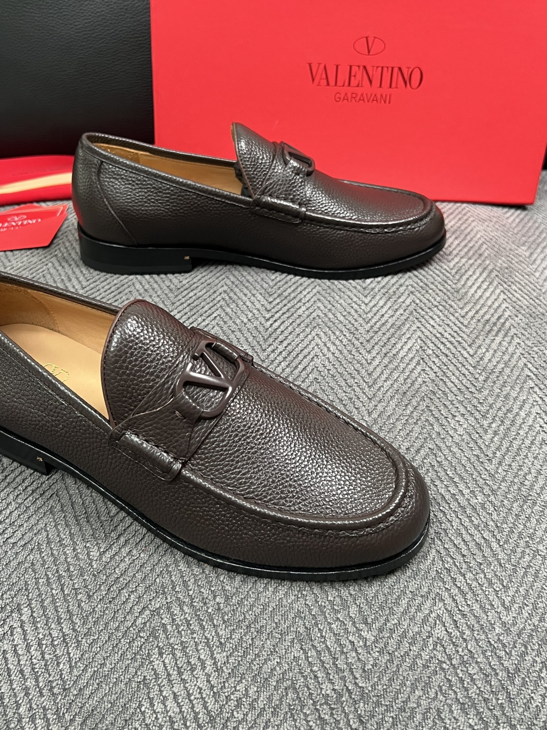 VALENTINO  高品质  顶级工艺品  华伦天奴，皮鞋专柜同步，鞋面意大利进口，高品质复杂工艺品，进口牛皮里垫柔软