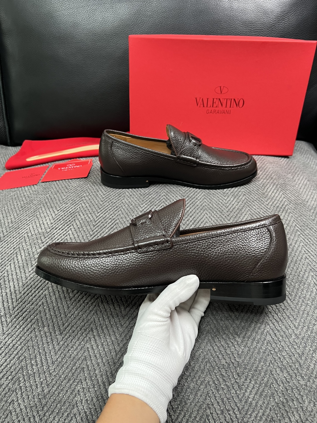 VALENTINO  高品质  顶级工艺品  华伦天奴，皮鞋专柜同步，鞋面意大利进口，高品质复杂工艺品，进口牛皮里垫柔软