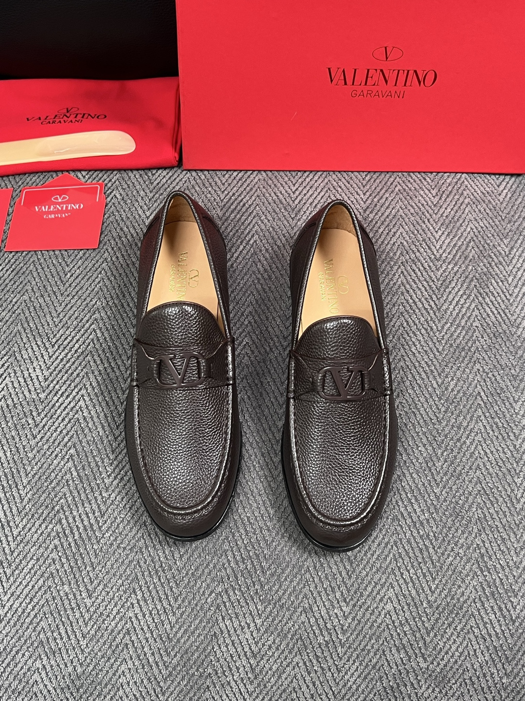 VALENTINO  高品质  顶级工艺品  华伦天奴，皮鞋专柜同步，鞋面意大利进口，高品质复杂工艺品，进口牛皮里垫柔软