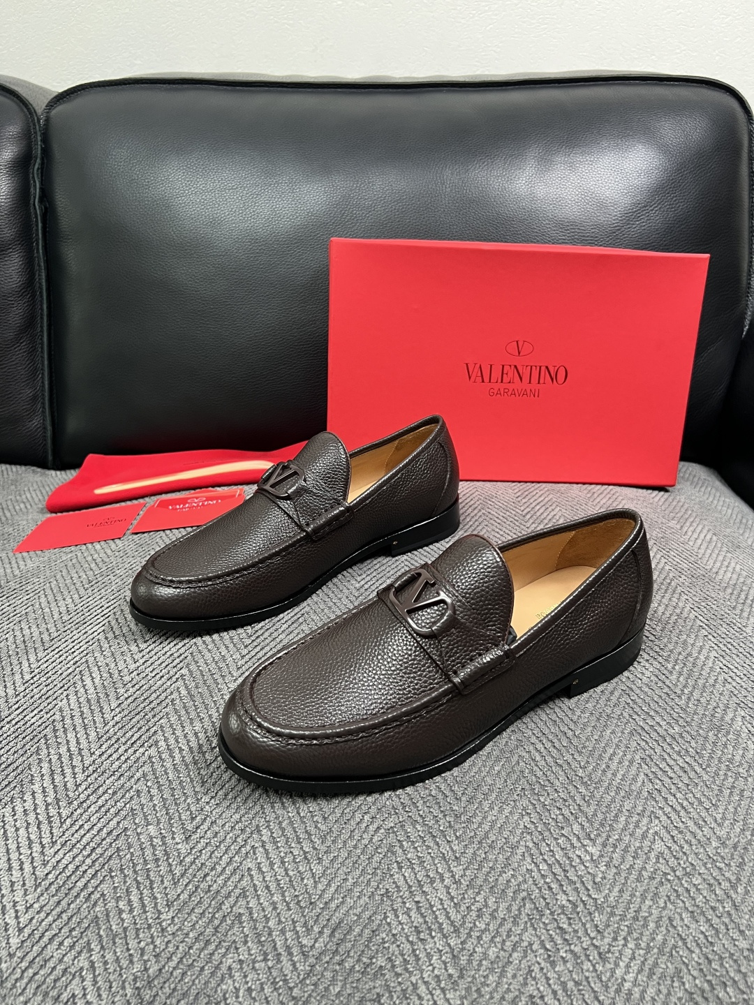 VALENTINO  高品质  顶级工艺品  华伦天奴，皮鞋专柜同步，鞋面意大利进口，高品质复杂工艺品，进口牛皮里垫柔软