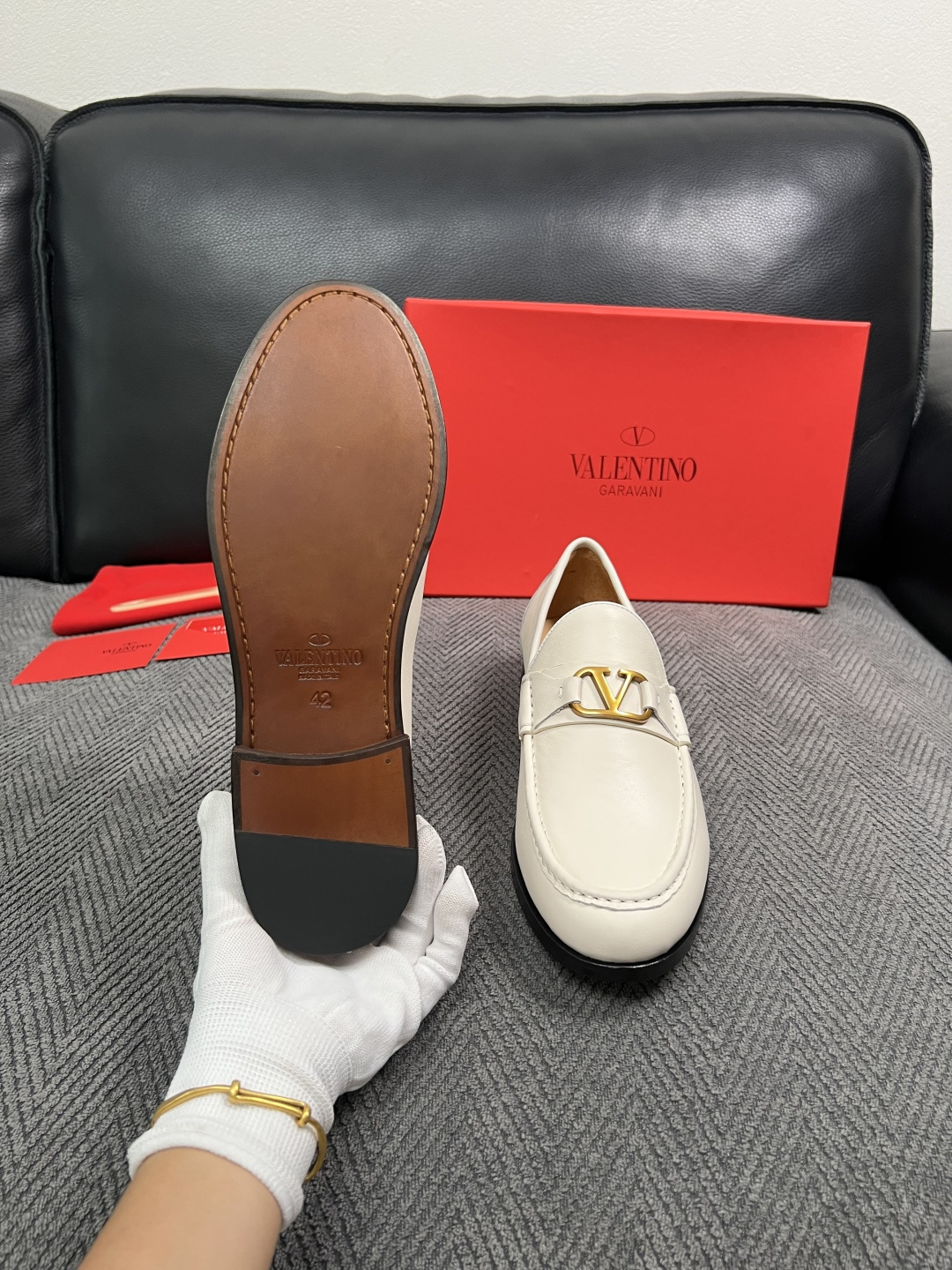 VALENTINO  高品质  顶级工艺品  华伦天奴，皮鞋专柜同步，鞋面意大利进口，高品质复杂工艺品，进口牛皮里垫柔软