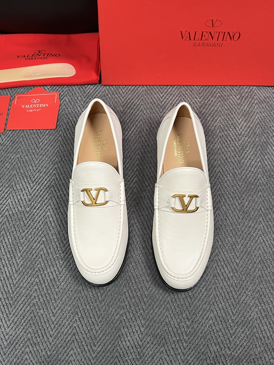 VALENTINO  高品质  顶级工艺品  华伦天奴，皮鞋专柜同步，鞋面意大利进口，高品质复杂工艺品，进口牛皮里垫柔软