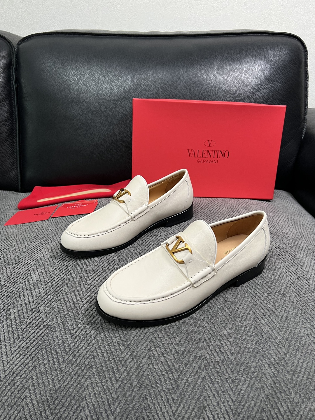 VALENTINO  高品质  顶级工艺品  华伦天奴，皮鞋专柜同步，鞋面意大利进口，高品质复杂工艺品，进口牛皮里垫柔软