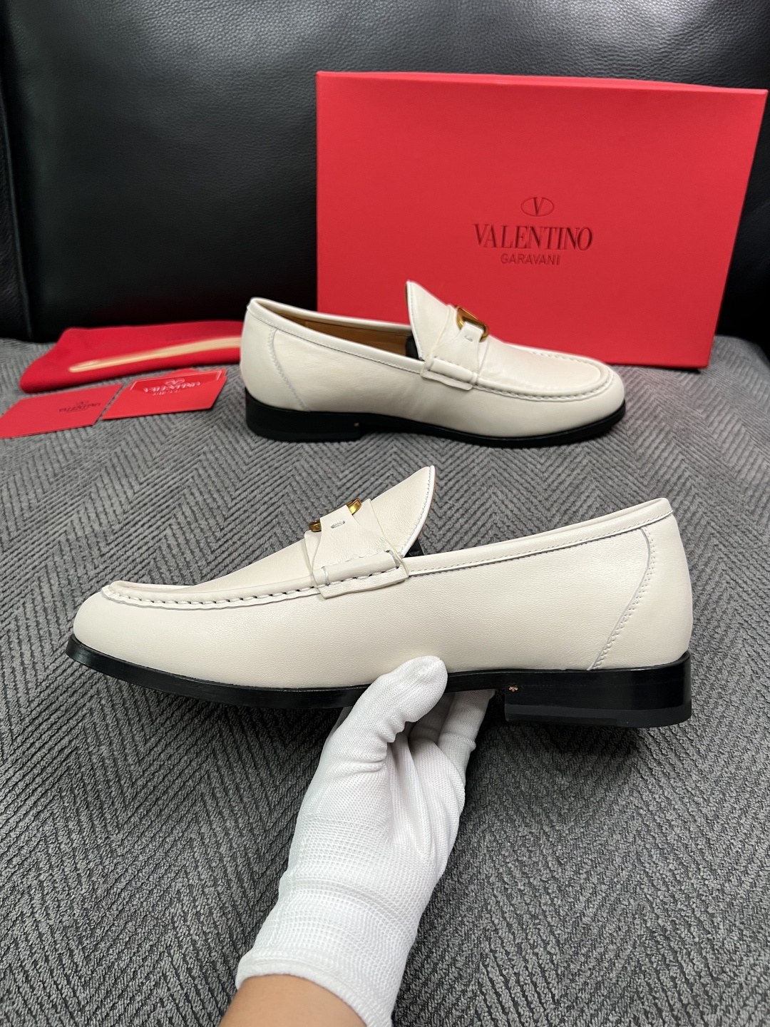 VALENTINO  高品质  顶级工艺品  华伦天奴，皮鞋专柜同步，鞋面意大利进口，高品质复杂工艺品，进口牛皮里垫柔软