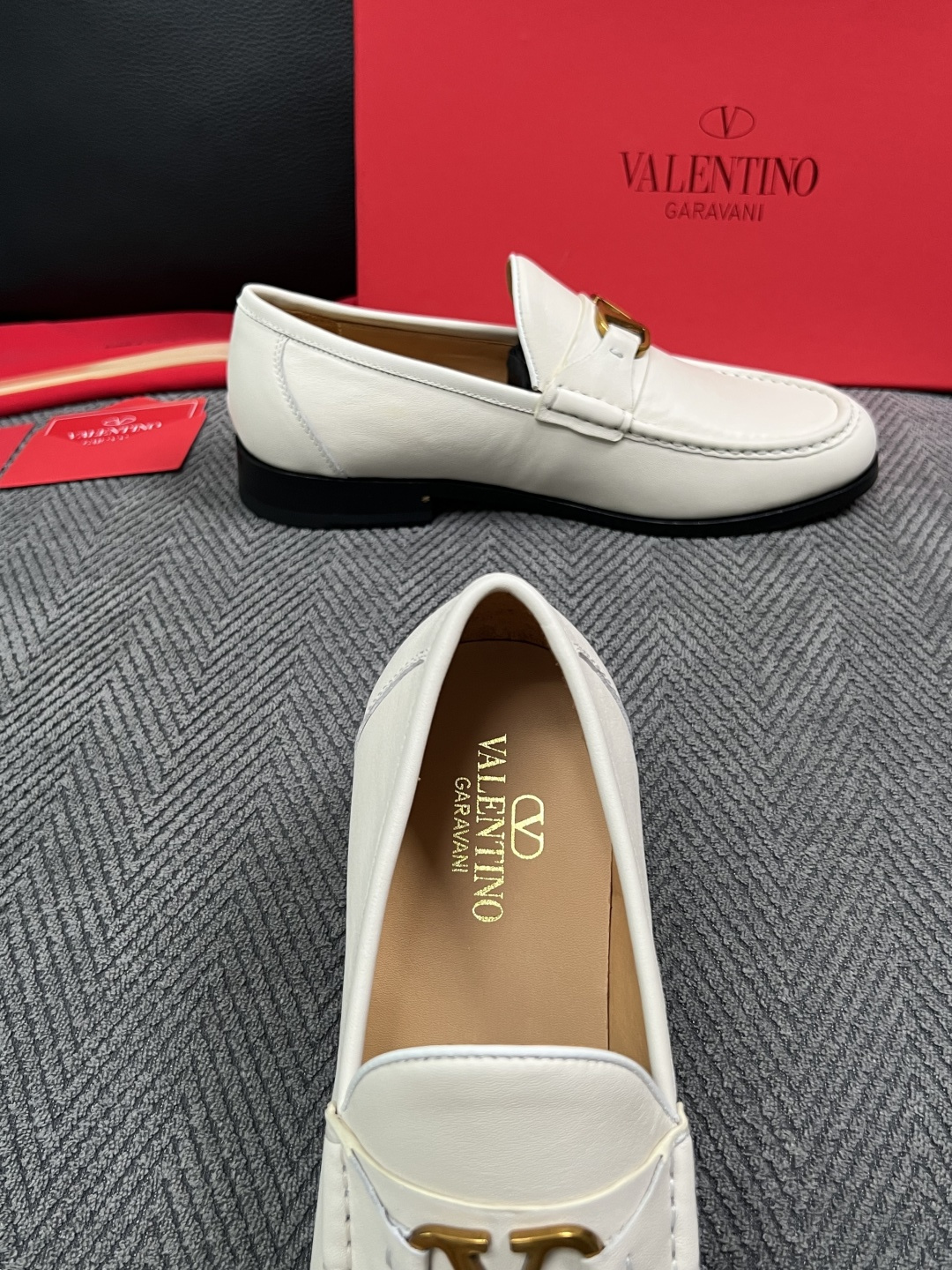 VALENTINO  高品质  顶级工艺品  华伦天奴，皮鞋专柜同步，鞋面意大利进口，高品质复杂工艺品，进口牛皮里垫柔软