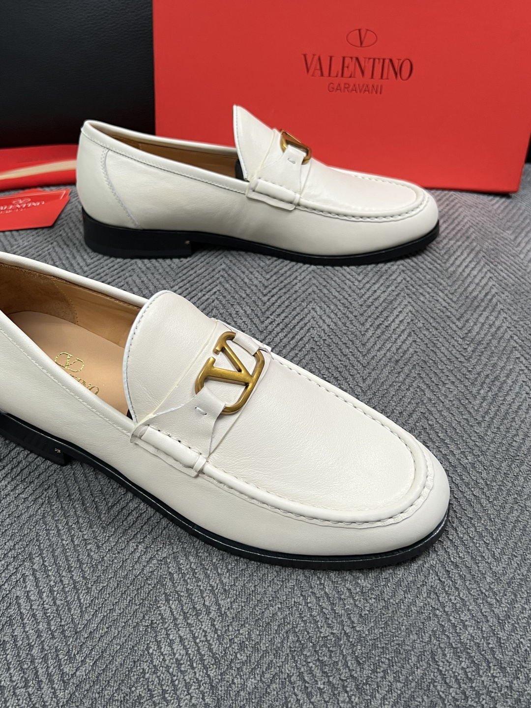 VALENTINO  高品质  顶级工艺品  华伦天奴，皮鞋专柜同步，鞋面意大利进口，高品质复杂工艺品，进口牛皮里垫柔软