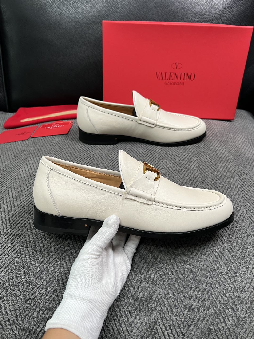 VALENTINO  高品质  顶级工艺品  华伦天奴，皮鞋专柜同步，鞋面意大利进口，高品质复杂工艺品，进口牛皮里垫柔软