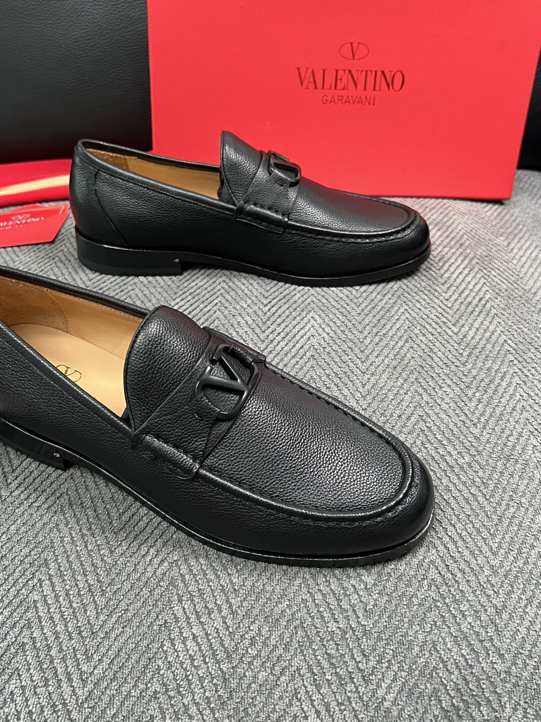 VALENTINO  高品质  顶级工艺品  华伦天奴，皮鞋专柜同步，鞋面意大利进口，高品质复杂工艺品，进口牛皮里垫柔软