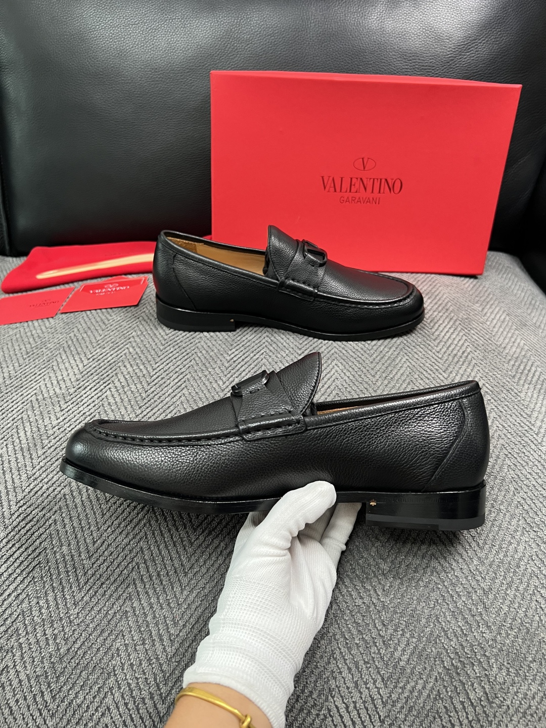 VALENTINO  高品质  顶级工艺品  华伦天奴，皮鞋专柜同步，鞋面意大利进口，高品质复杂工艺品，进口牛皮里垫柔软