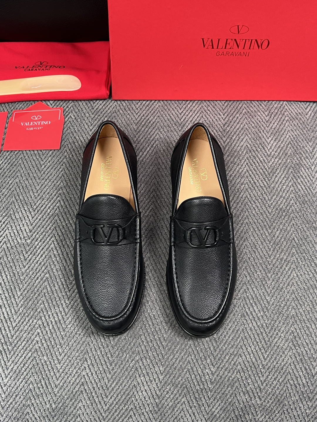VALENTINO  高品质  顶级工艺品  华伦天奴，皮鞋专柜同步，鞋面意大利进口，高品质复杂工艺品，进口牛皮里垫柔软
