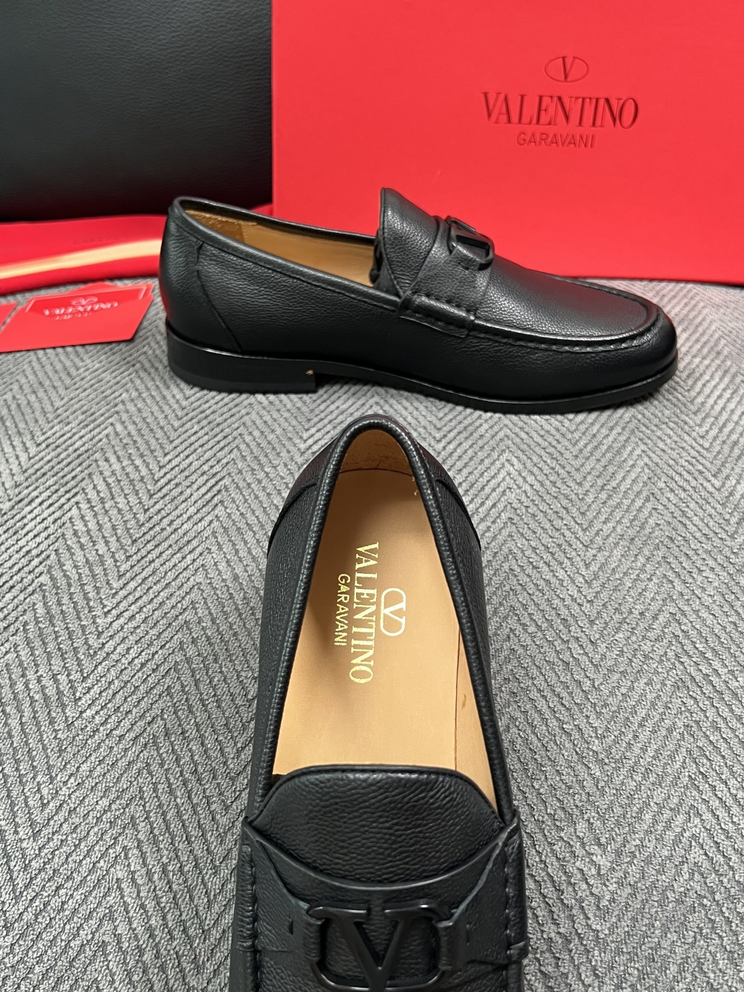 VALENTINO  高品质  顶级工艺品  华伦天奴，皮鞋专柜同步，鞋面意大利进口，高品质复杂工艺品，进口牛皮里垫柔软