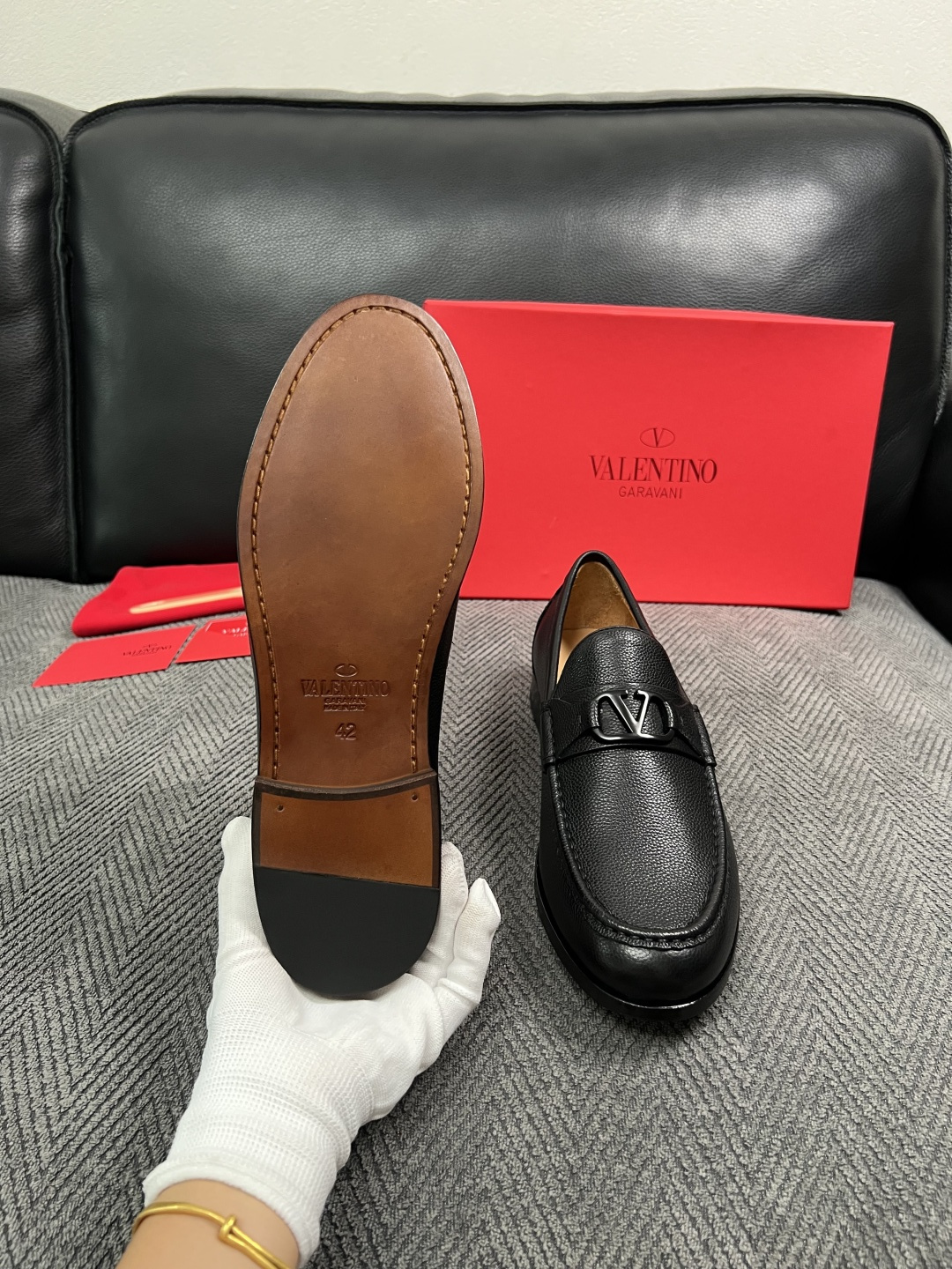 VALENTINO  高品质  顶级工艺品  华伦天奴，皮鞋专柜同步，鞋面意大利进口，高品质复杂工艺品，进口牛皮里垫柔软