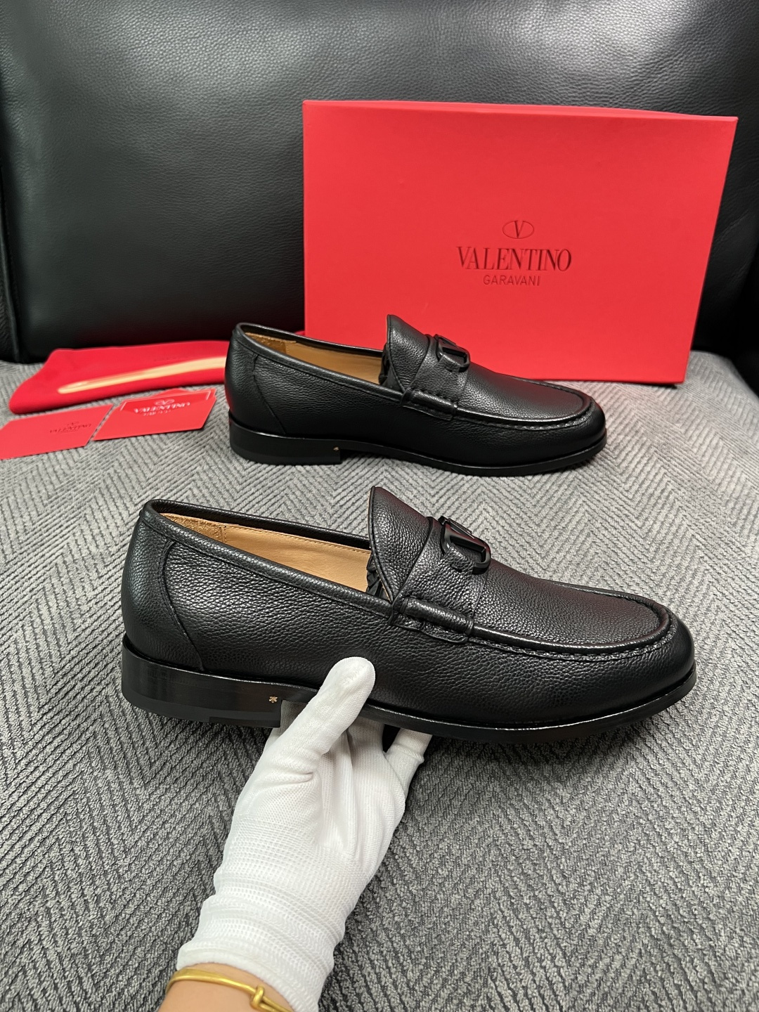 VALENTINO  高品质  顶级工艺品  华伦天奴，皮鞋专柜同步，鞋面意大利进口，高品质复杂工艺品，进口牛皮里垫柔软