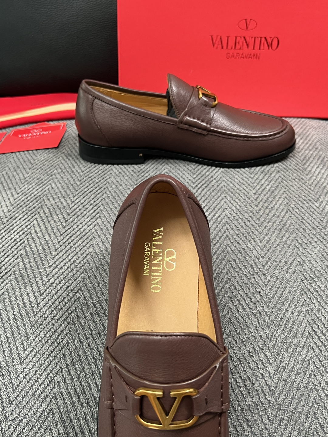 VALENTINO  高品质  顶级工艺品  华伦天奴，皮鞋专柜同步，鞋面意大利进口，高品质复杂工艺品，进口牛皮里垫柔软