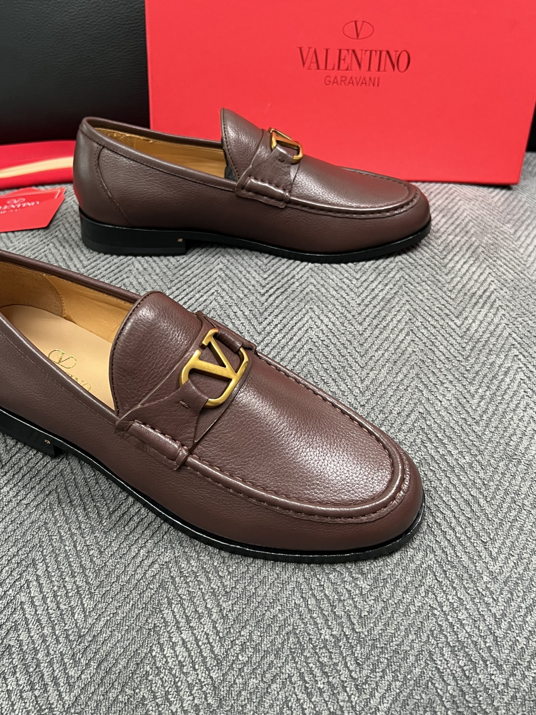 VALENTINO  高品质  顶级工艺品  华伦天奴，皮鞋专柜同步，鞋面意大利进口，高品质复杂工艺品，进口牛皮里垫柔软