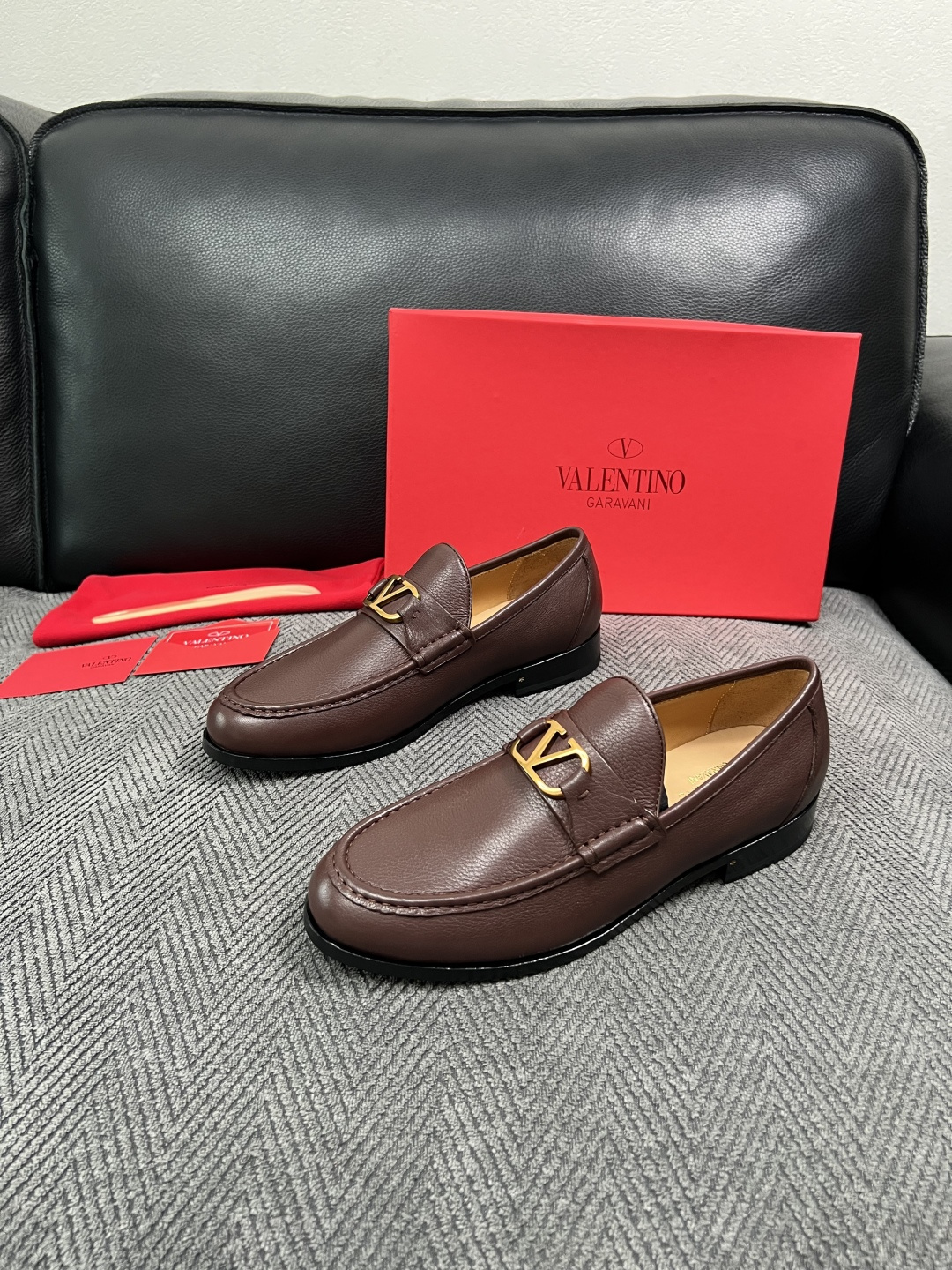 VALENTINO  高品质  顶级工艺品  华伦天奴，皮鞋专柜同步，鞋面意大利进口，高品质复杂工艺品，进口牛皮里垫柔软