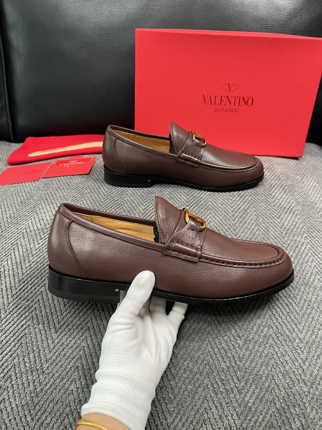VALENTINO  高品质  顶级工艺品  华伦天奴，皮鞋专柜同步，鞋面意大利进口，高品质复杂工艺品，进口牛皮里垫柔软