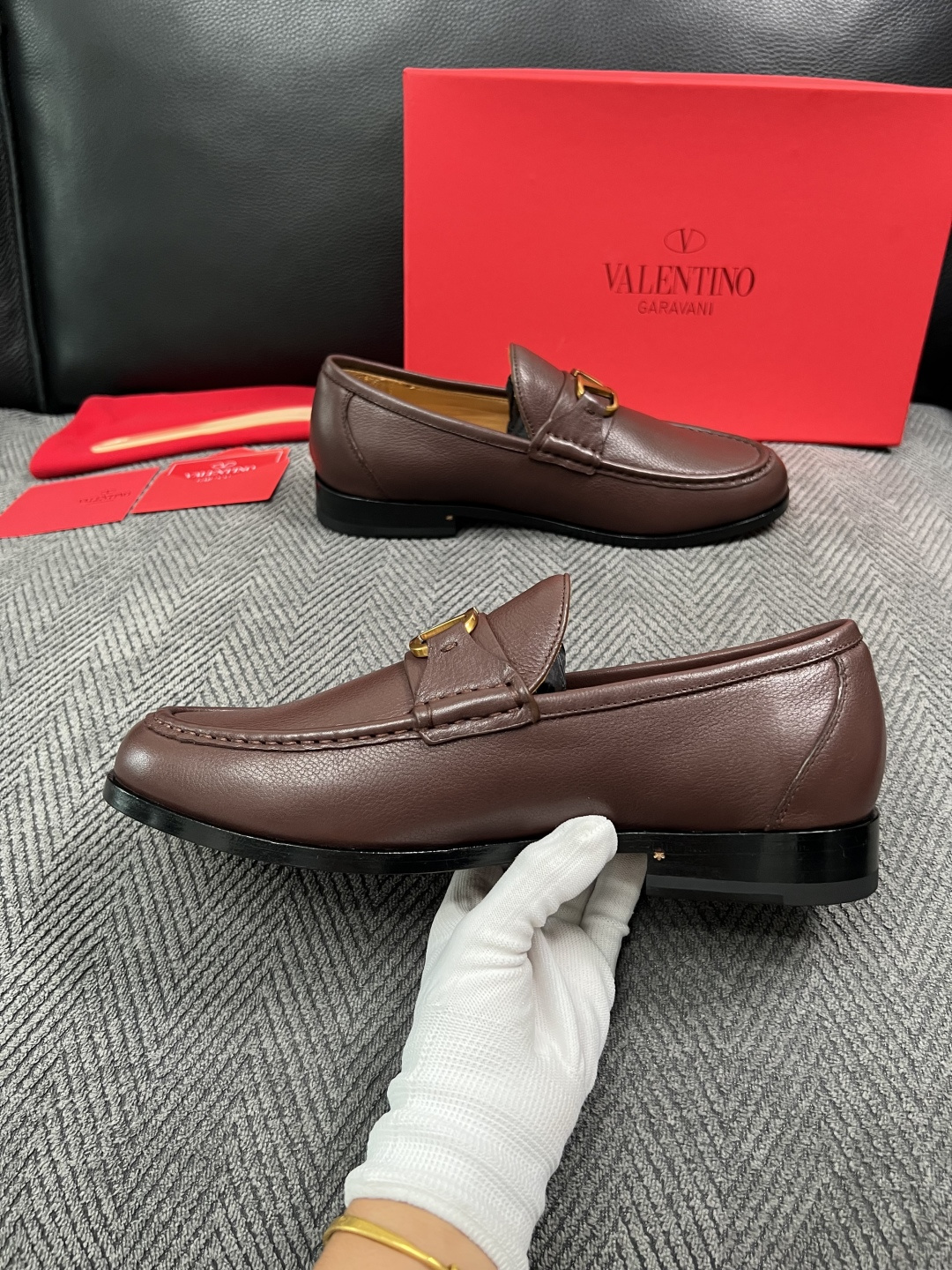 VALENTINO  高品质  顶级工艺品  华伦天奴，皮鞋专柜同步，鞋面意大利进口，高品质复杂工艺品，进口牛皮里垫柔软